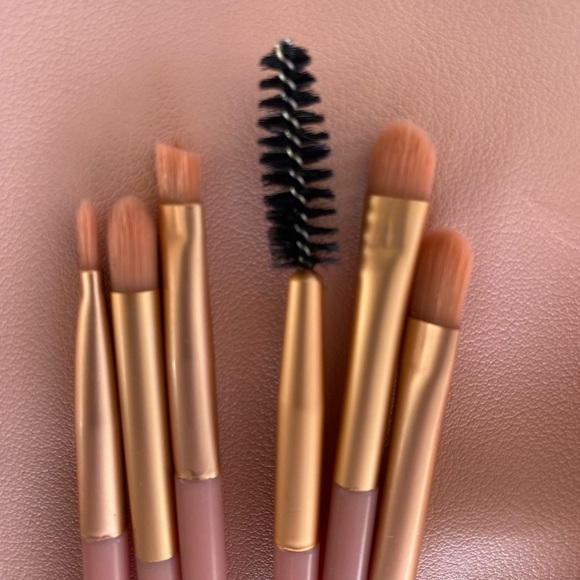 Makeup brush set perfect for travel - Picture 4 of 7